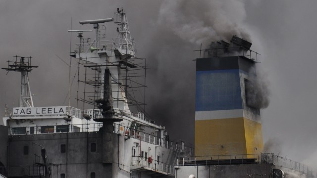 Kapal tanker MT JAG LEELA terbakar di Pelabuhan Belawan Medan, Sumatera Utara, Senin (11/5). Foto:  ANTARA FOTO/Septianda Perdana