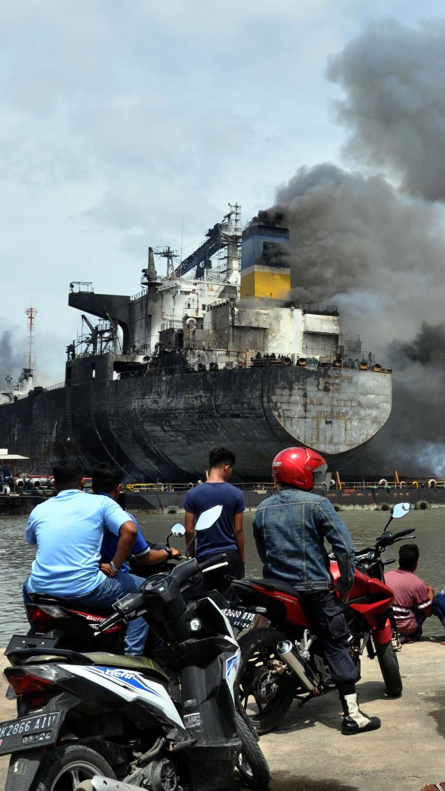 Kapal tanker MT JAG LEELA terbakar di Pelabuhan Belawan Medan, Sumatera Utara, Senin (11/5). Foto:  ANTARA FOTO/Septianda Perdana