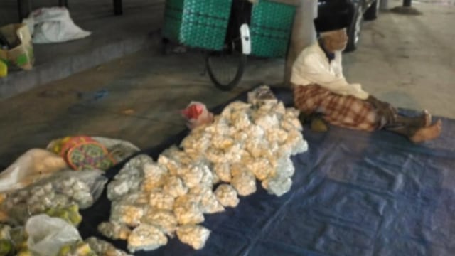 Viral kakek jualan geblek hingga larut malam. (Foto: Twitter/@elisabettrii)