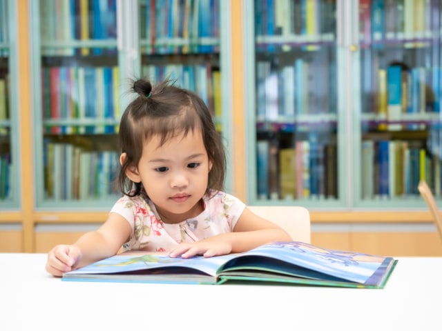 com-Ilustrasi anak sedang membaca buku sebagai salah satu kegiatan untuk menstimulasi kecerdasan. Foto: Shutterstock