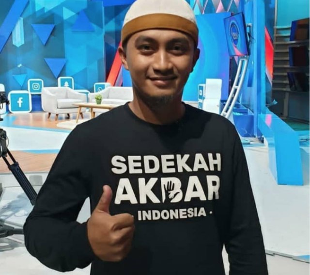 Aditya Prayoga, pendiri dari Rumah Makan Gratis. Rumah makan ini menyediakan makanan dan minuman yang bisa didapat oleh siapapun secara cuma-cuma. Foto: instagram.com/rumah_makan_gratis.