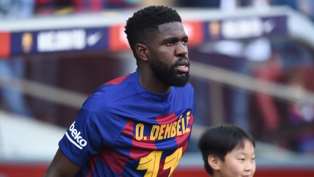 Samuel Umtiti mengenakan kostum Ousmane Dembele. Foto: AFP/Josep Lago