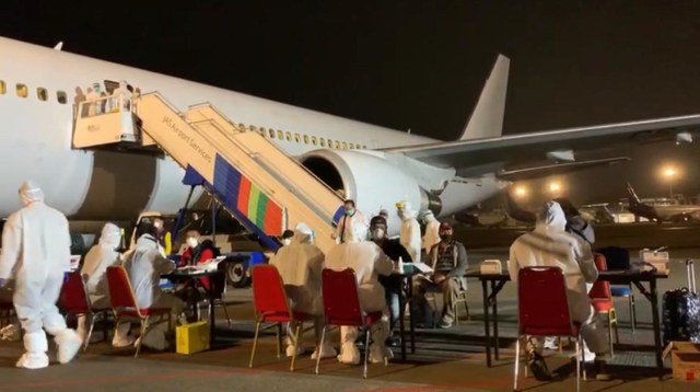 Petugas kesehatan melakukan pemeriksaan kesehatan terhadap WNI yang tiba dari Bangladesh.  Foto: Dok. Angkasa Pura II