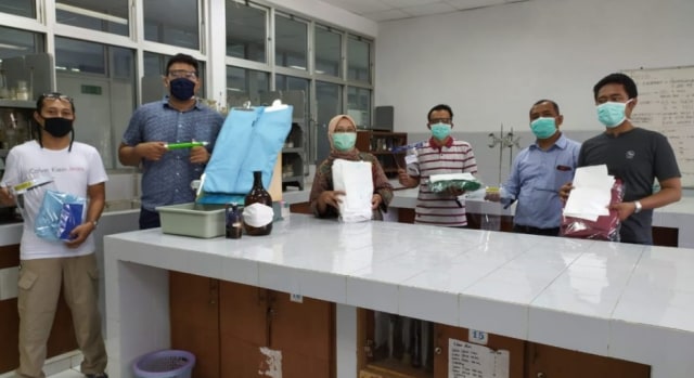 Tim penguji APD Fakultas Farmasi UGM. Foto : Widi Erha Pradana
