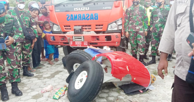 Roda pesawat usai dievakuasi dari Danau Sentani. (Foto dok: Tim SAR Jayapura)