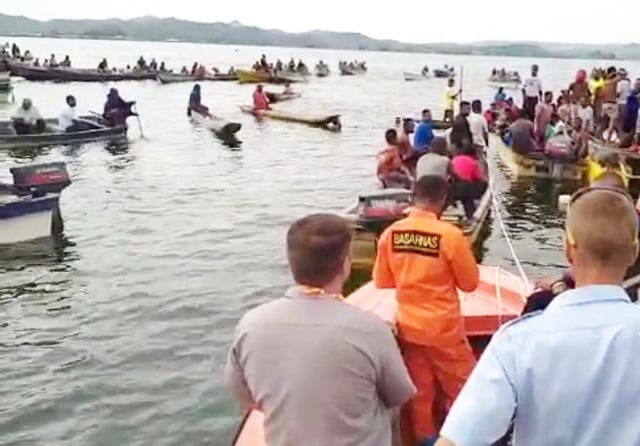 Suasana evakuasi pilot pesawat yang jatuh di Danau Sentani. (Foto dok: Tim SAR Jayapura)