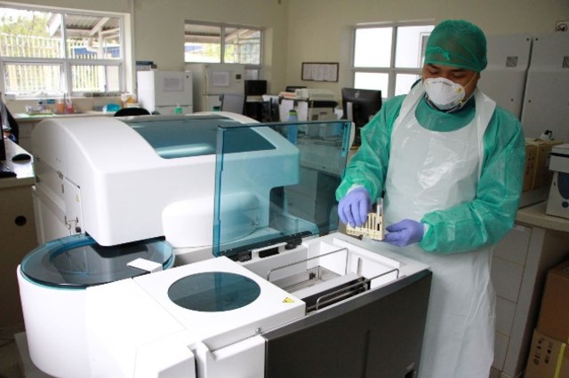 Perlengkapan laboratorium lain yang tak kalah penting dalam menunjang diagnosis COVID-19, adalah alat analisa kimia darah ini. Foto: Dok. PTFI