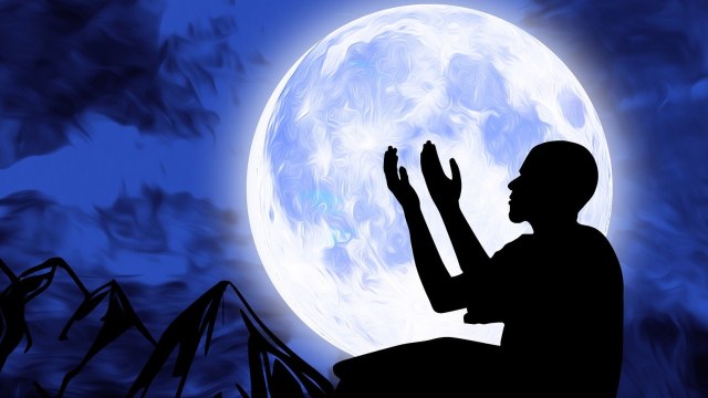 Ilustrasi seorang pria yang sedang berdoa. Foto: Pixabay