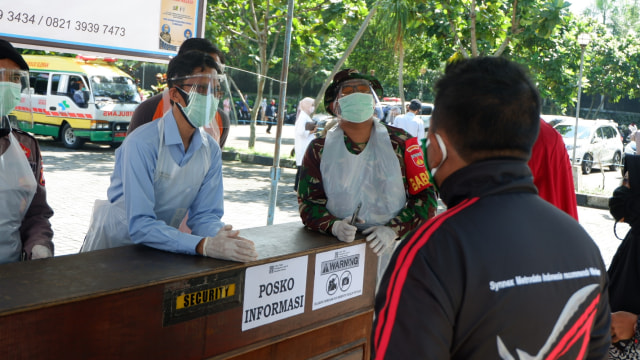 Sejumlah warga menunggu untuk melakukan Rapid Diagnostic Test (RDT) Corona masal di GOR Pangukan, Sleman, D.I Yogyakarta, Selasa (12/5). Foto: Arfiansyah Panji Purnandaru/kumparan