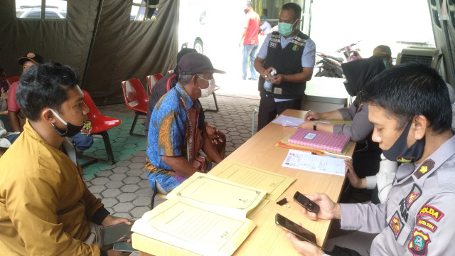 Keluarga korban kebakaran Kapal Tanker berdatangan di Posko Antimortem RS Bhayangkara Medan. Foto: Rahmat Utomo/kumparan