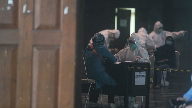 Petugas melakukan Rapid Diagnostic Test (RDT) Corona masal di GOR Pangukan, Sleman, D.I Yogyakarta, Selasa (12/5). Foto: ANTARA FOTO/Andreas Fitri Atmoko