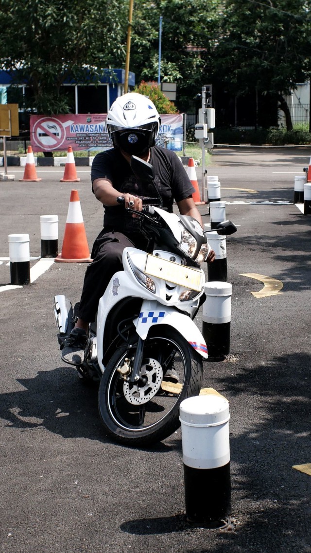 Peserta mengikuti ujian praktik Surat Izin Mengemudi (SIM) di Satuan Penyelenggara Administrasi (Satpas) SIM Daan Mogot, Jakarta. Foto: ANTARA FOTO/Rivan Awal Lingga
