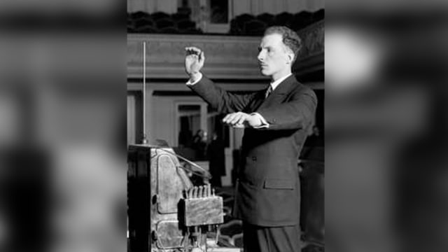 Lev Sergeyevich Termen memaikan theremin | Wikimedia Commons