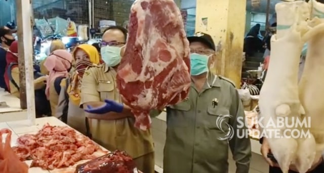 sidak tim gabungan di lapak daging sapi Pasar Cibadak Kabupaten Sukabumi | Sumber Foto:Istimewa