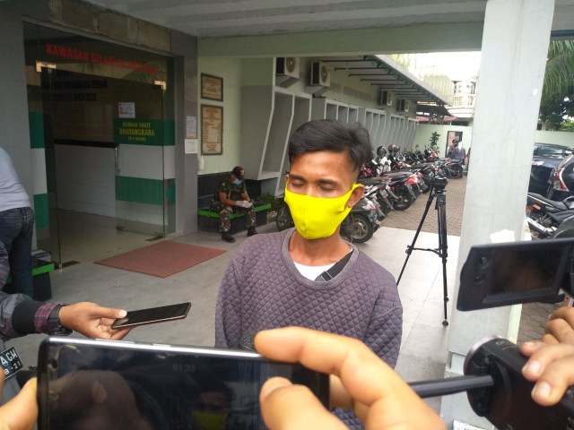 Ahmad Rianda, sepupu kedua korban di RS Bhayangkara Medan. Foto: SumutNews