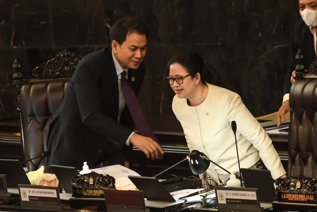 Ketua DPR Puan Maharani berbincang dengan Wakil ketua DPR Aziz Syamsuddin di Komplek Parlemen, Jakarta, Selasa (12/5). Foto: ANTARA FOTO/ Muhammad Adimaja