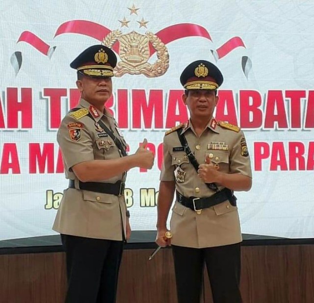 Kapolda Bengkulu Brigjen Teguh (kanan) dan Eks Kapolda Bengkulu Irjen Supratman (kiri). Foto: Dok. Istimewa
