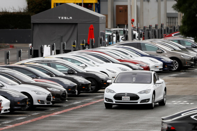 Seorang pekerja melintas di pabrik Tesla di Fremont, California, AS, Selasa (12/5/2020). Foto: Reuters/Stephen Lam