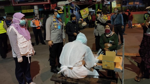 Ilustrasi: Dinkes Bojonegoro saat laksanakan pemeriksaan rapid test masal terhadap pedagang Pasar Bojonegoro Kota. Kamis (07/05/2020) lalu