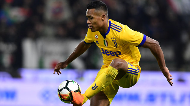 Alex Sandro, full-back kiri andalan Juventus (Foto: MIGUEL MEDINA / AFP)