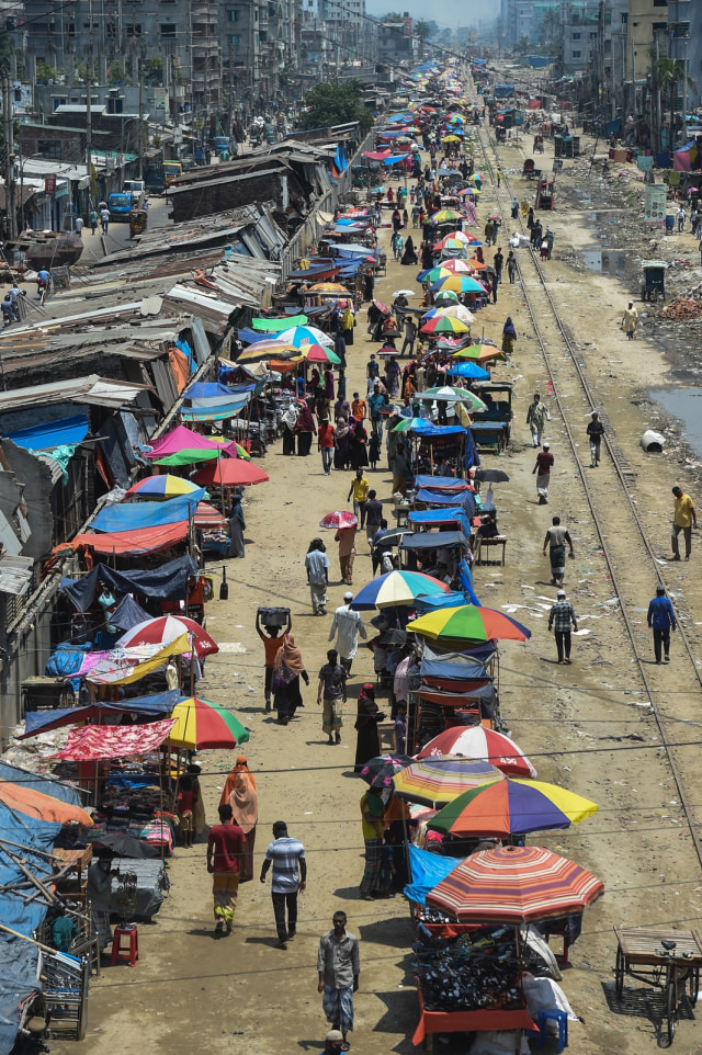 Suasana keramaian di pasar tradisional selama karantina wilayah di Dhaka, Bangladesh (12/5). Foto: AFP/MUNIR UZ ZAMAN 