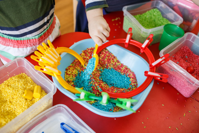 Manfaat Main Sensory Bin untuk Bayi dan Balita. Foto: Shutterstock