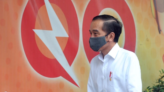 Presiden Joko Widodo bersiap meninjau penyerahan Bantuan Sosial Tunai (BST) di Kantor Pos Bogor, Jawa Barat, Rabu (13/5). Foto: ANTARA FOTO/Arif Firmansyah