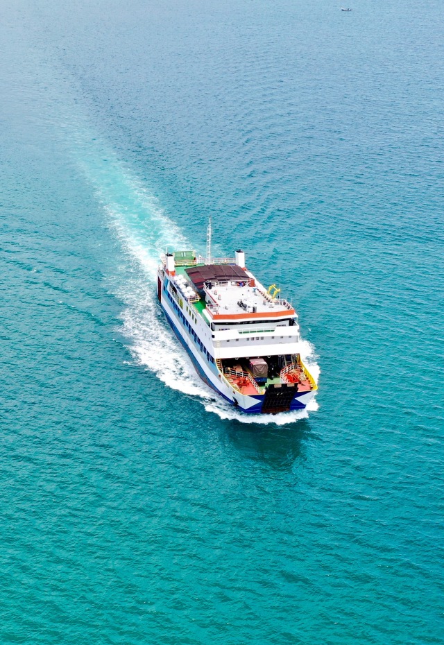 Kapal KMP BRR bertolak dari Pelabuhan Ulee Lheue menuju Pelabuhan Balohan Sabang, Selasa (12/5). Foto: Abdul Hadi/acehkini