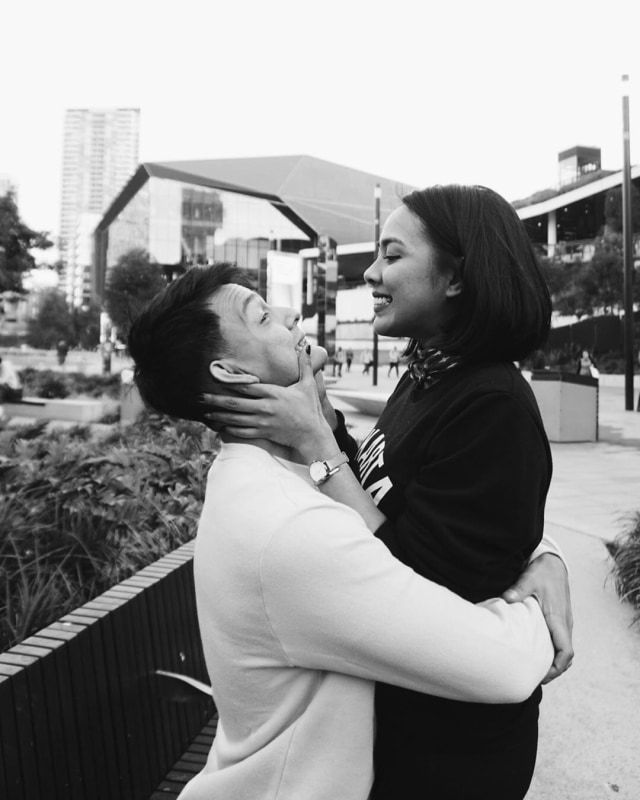 Marcell Darwin dan istrinya, Nabila Faisal. Foto: Instagram @marcelldarwin.