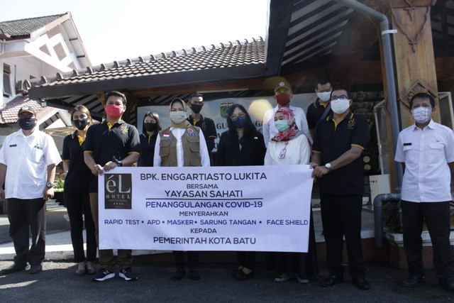Proses penyerahan bantuan dari Enggartiasto Lukita bersama Yayasan Sahati ke Pemkot Batu, Rabu (13/5/2020). Foto-foto dokumen.