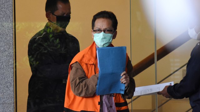 Tersangka mantan Kepala Dinas PUPR Kabupaten Mojokerto Zainal Abidin meninggalkan gedung KPK usai menjalani pemeriksaan di Jakarta, Rabu (13/5/2020). Foto: ANTARA FOTO/Indrianto Eko Suwarso