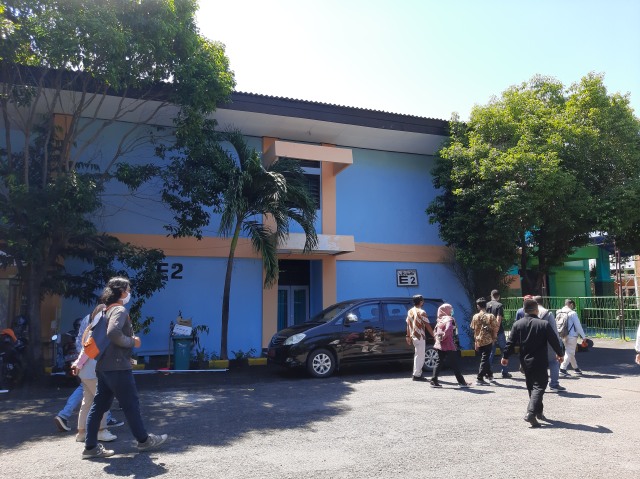 Gedung E2 Asrama Haji Sukolilo Surabaya yang akan digunakan sebagai lokasi karantina keluarga pasien COVID-19. Foto-foto: Amanah Nur Asiah/Basra