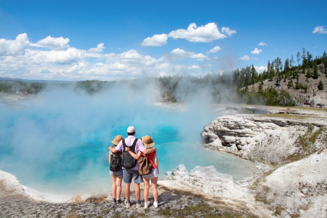 Ilustrasi wisatawan di Taman Nasional Yellowstone, Amerika Serikat. Foto: Shutter Stock