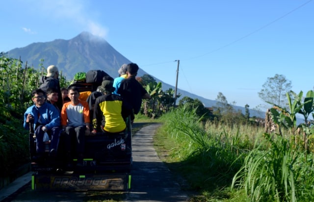 Dengan kendaraan bak terbuka menuju basecamp (Foto: Jamal Mahfudz)
