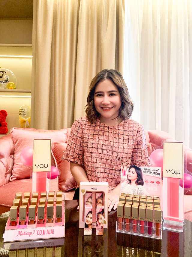 Prilly Latuconsina saat launcing Y.O.U Rogue Lip Cream di Instagram LIVE. Foto: dok. Y.O.U