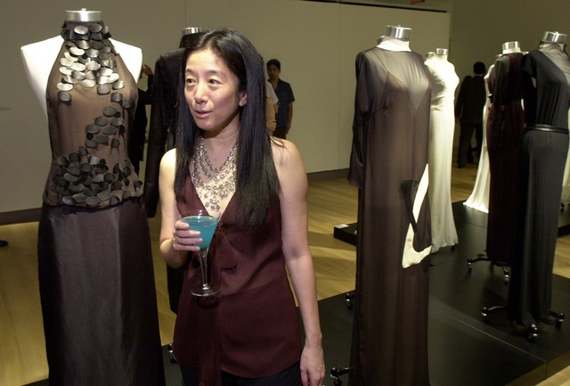 Perancang busana Vera Wang berdiri di sebelah ruangan pameran karyanya yang bertajuk  "China Without Borders" di Sotheby, New York. Foto: AFP/STAN HONDA 