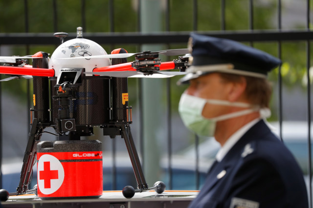 Polisi berjaga di dekat Drone yang dibuat untuk mengirim pasukan medis saat persentasi Pemerintah Jerman di Berlin, Jerman.  Foto: AFP/Odd ANDERSEN