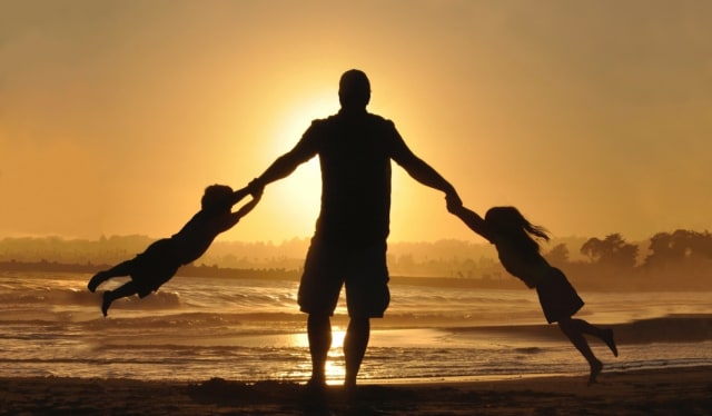 Ilustrasi seorang ayah dan anak-anaknya. Foto: Unsplash