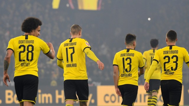 Pemain-pemain Borussia Dortmund merayakan gol ke gawang Eintracht Frankfurt dalam laga Bundesliga Jerman 2019/20. Foto: AFP/Ina Fassbender
