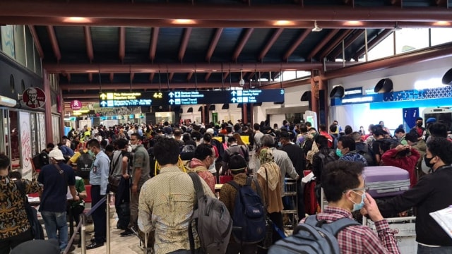 Antrian penumpang mengular di Terminal 2 Bandara Soetta. Foto: Istimewa