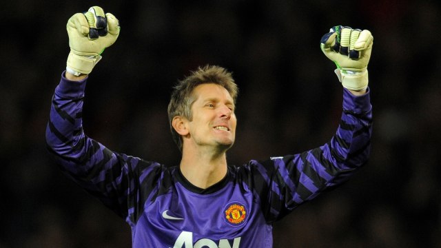 Edwin van der Sar saat memperkuat Manchester United. Foto: AFP/Andrew Yates