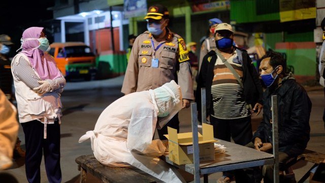 Ilustrasi: Dinkes Bojonegoro saat laksanakan pemeriksaan rapid test masal terhadap pedagang Pasar Bojonegoro Kota. Kamis (07/05/2020) lalu