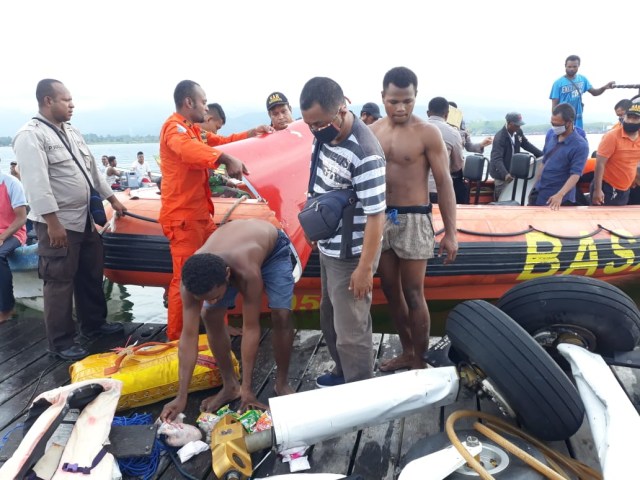 Puing pesawat MAF ((Mission Aviation Fellowship) type Kodiak PK-MC K-100 yang ditemukan di Danau Sentani, Kabupaten Jayapura. (Dok: Polda Papua)