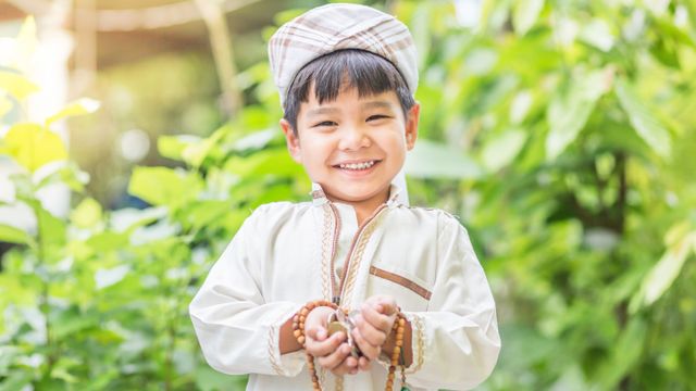 Ilustrasi anak senang beramal atau bersedekah. Foto: Shutter Stock