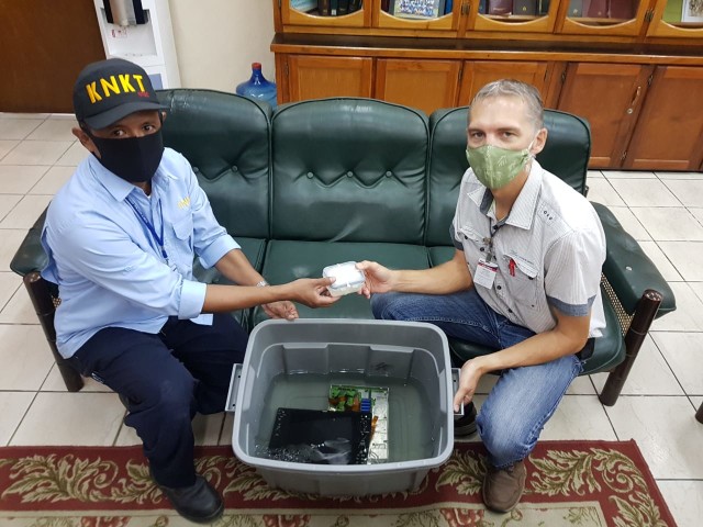 Mission Aviation Fellowship menyerahkan data rekaman kepada Perwakilan KNKT Wilayah Papua. Foto: Istimewa