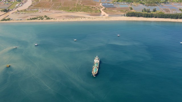 Pemantauan udara menggunakan helikopter Ditpolair Polda Aceh di perairan Samudera Indonesia, Krueng Raya, Kabupaten Aceh Besar, Aceh, Kamis (14/5/2020). Foto: ANTARA FOTO/Ampelsa