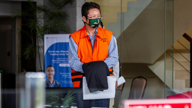 Tersangka Legal Manager PT Duta Palma Grup pada tahun 2014 Suheri Terta meninggalkan gedung KPK usai menjalani pemeriksaan di Jakarta, Kamis (14/5/2020). Foto: ANTARA FOTO/Dhemas Reviyanto