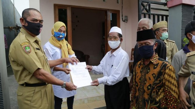 Wali Kota Solo, Jawa Tengah, FX Hadi Rudyatmo saat mengantarkan pemudik kembali ke rumah. (Agung Santoso)