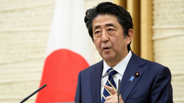 Perdana Menteri Jepang Shinzo Abe saat konferensi pers di Tokyo, Jepang. Foto: Akio Kon/Pool via REUTERS