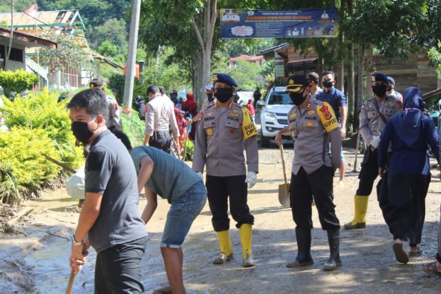 Kapolda Aceh meninjau lokasi banjir bandang. Foto-foto: Polda Aceh.